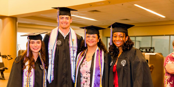 mga graduates pose for pic
